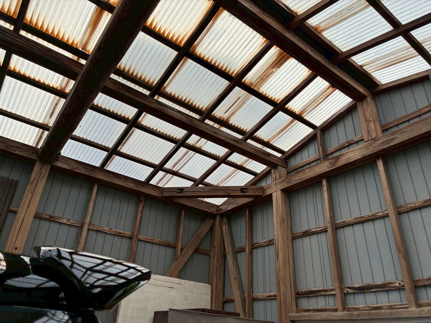 中から見た劣化した塩ビの波板屋根